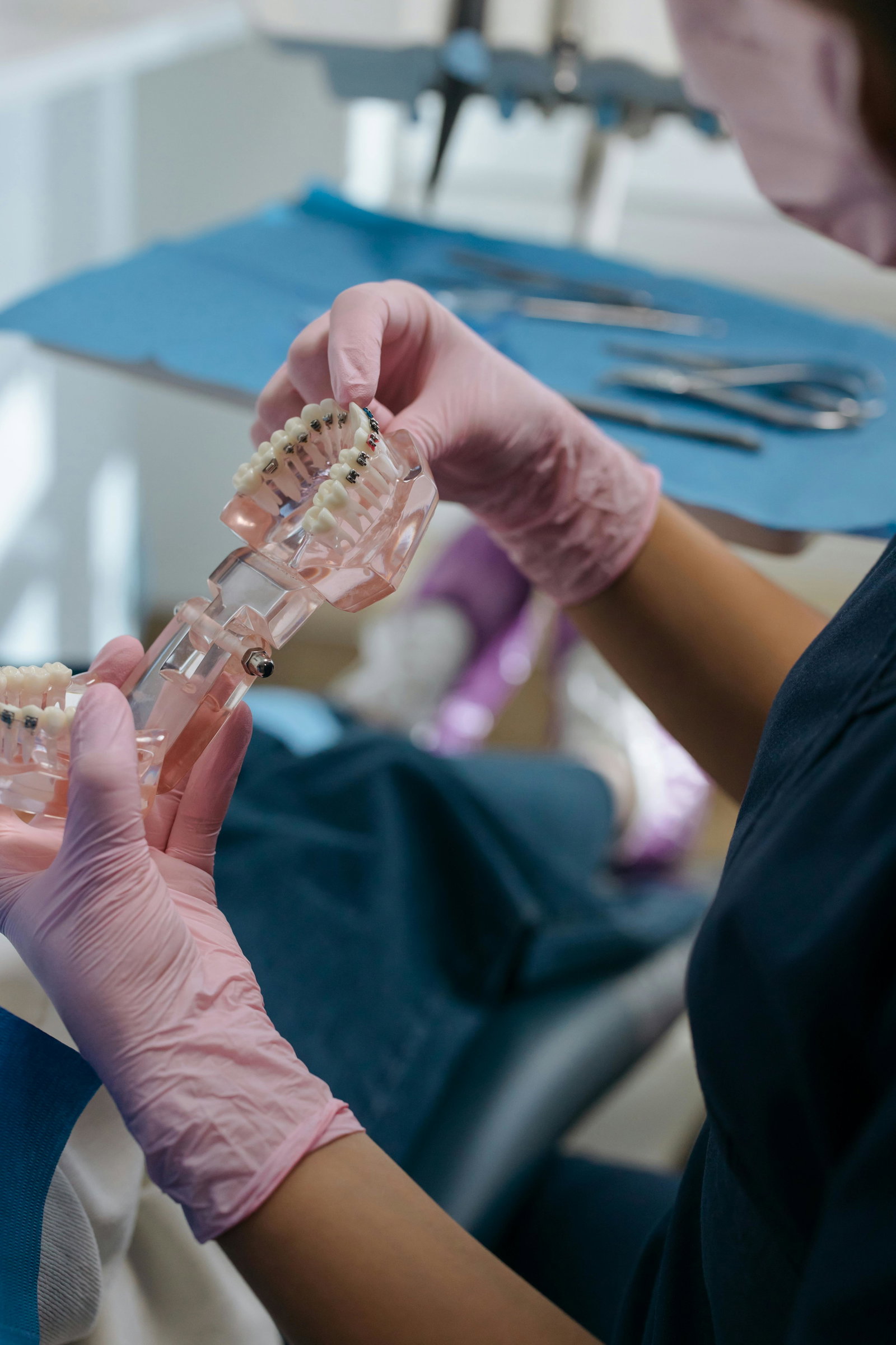 Zahntechnikerin hält Gebissimplantat in der Hand 