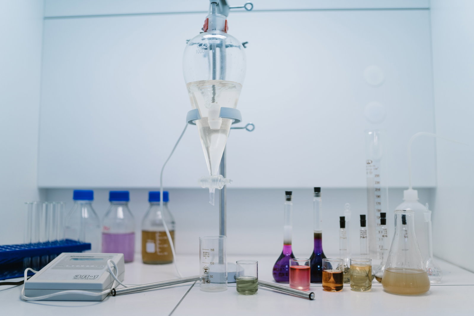 Chemikant Arbeitsplatz mit Reagenzgläsern und unterschiedlichen Chemikalien 