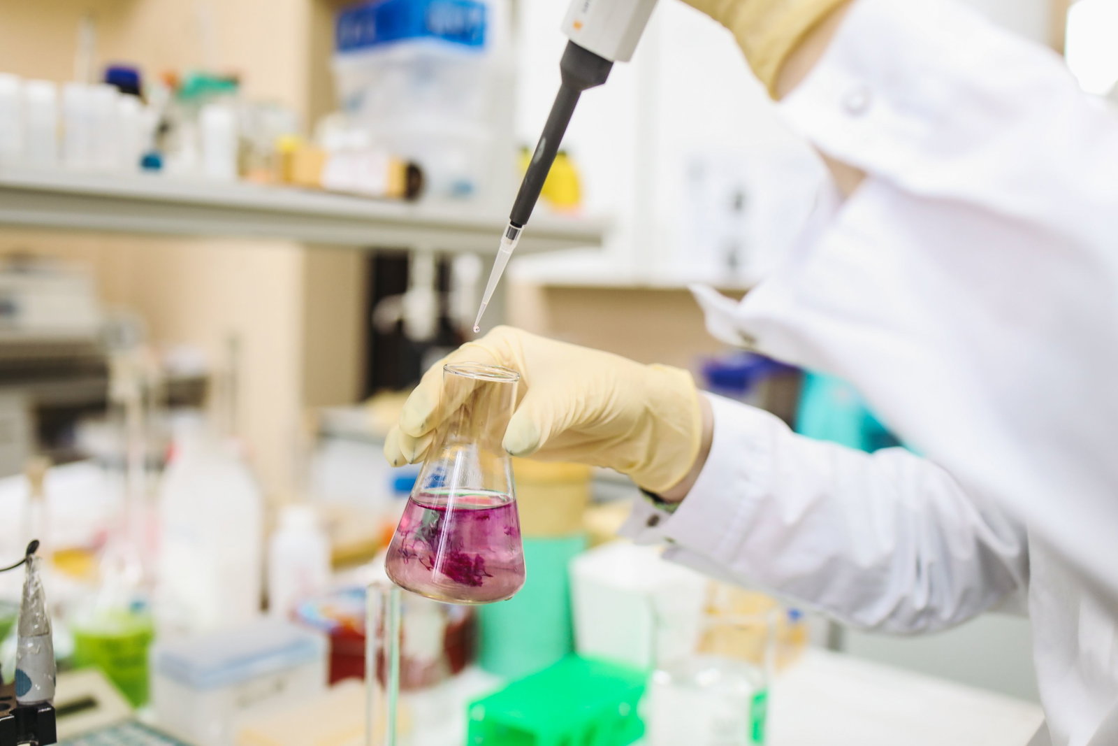 Chemikant arbeitet mit Reagenzglas und Pipette  