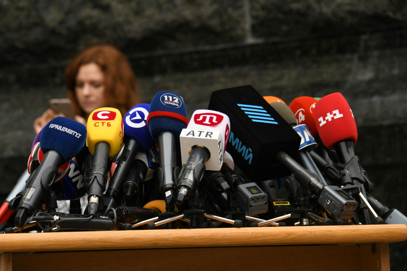 Mikros unterschiedlicher Sender mit einer rothaarigen Frau im Hintergrund