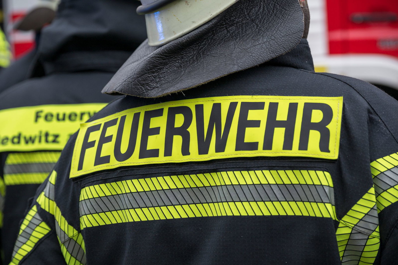 Die Feuerwehr bekämpfte die Flammen am Lastwagen. (Symbolbild)