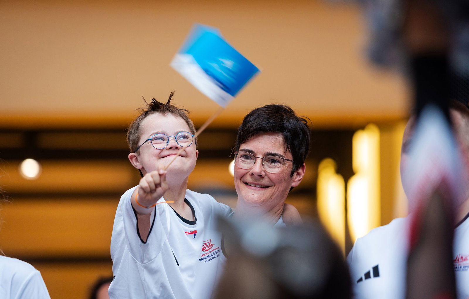 Elias (8) strahlt nach dem erfolgreichen Fackellauf der Special Olympics in der EUROPA-Galerie mit seiner Mutter Stephanie Lade um die Wette.