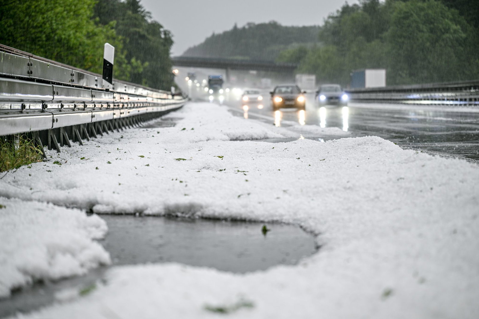 Bei einem Unwetter hagelt es über der A7 bei Heidenheim.