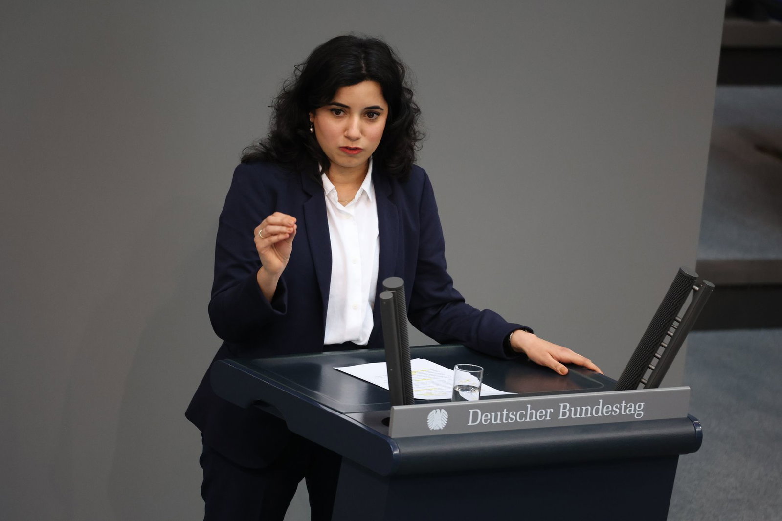 Grünen-Fraktionsvize Misbah Khan wirft Forschungsministerin Dorothee Bär eine Absage der geplanten Bafög-Erhöhungen vor. (Archivbild)