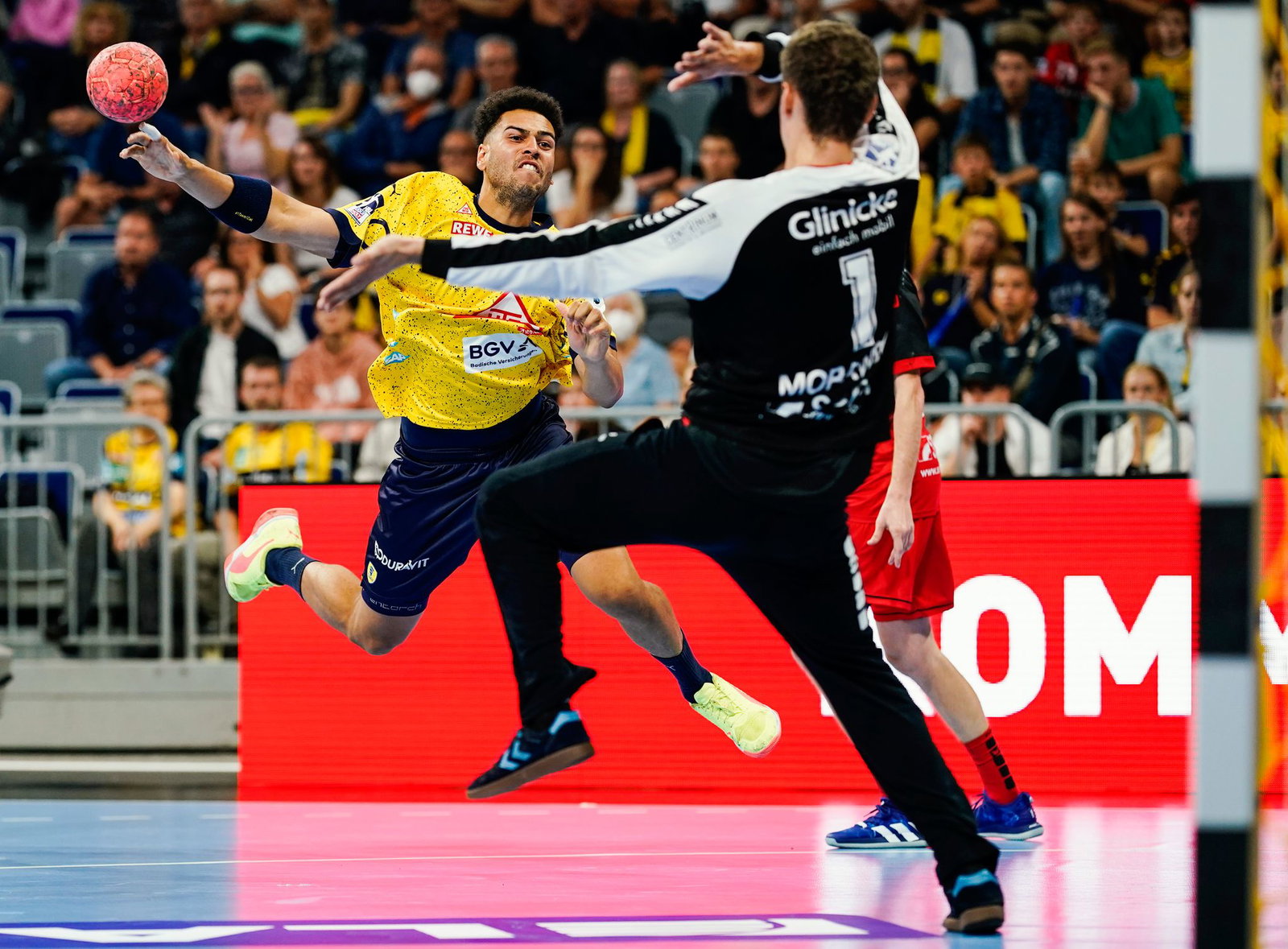 Philipp Ahouansou (l) stammt aus der Jugend der Rhein-Neckar Löwen - nun wechselt er von Wetzlar zum TVB Stuttgart. (Archivbild)