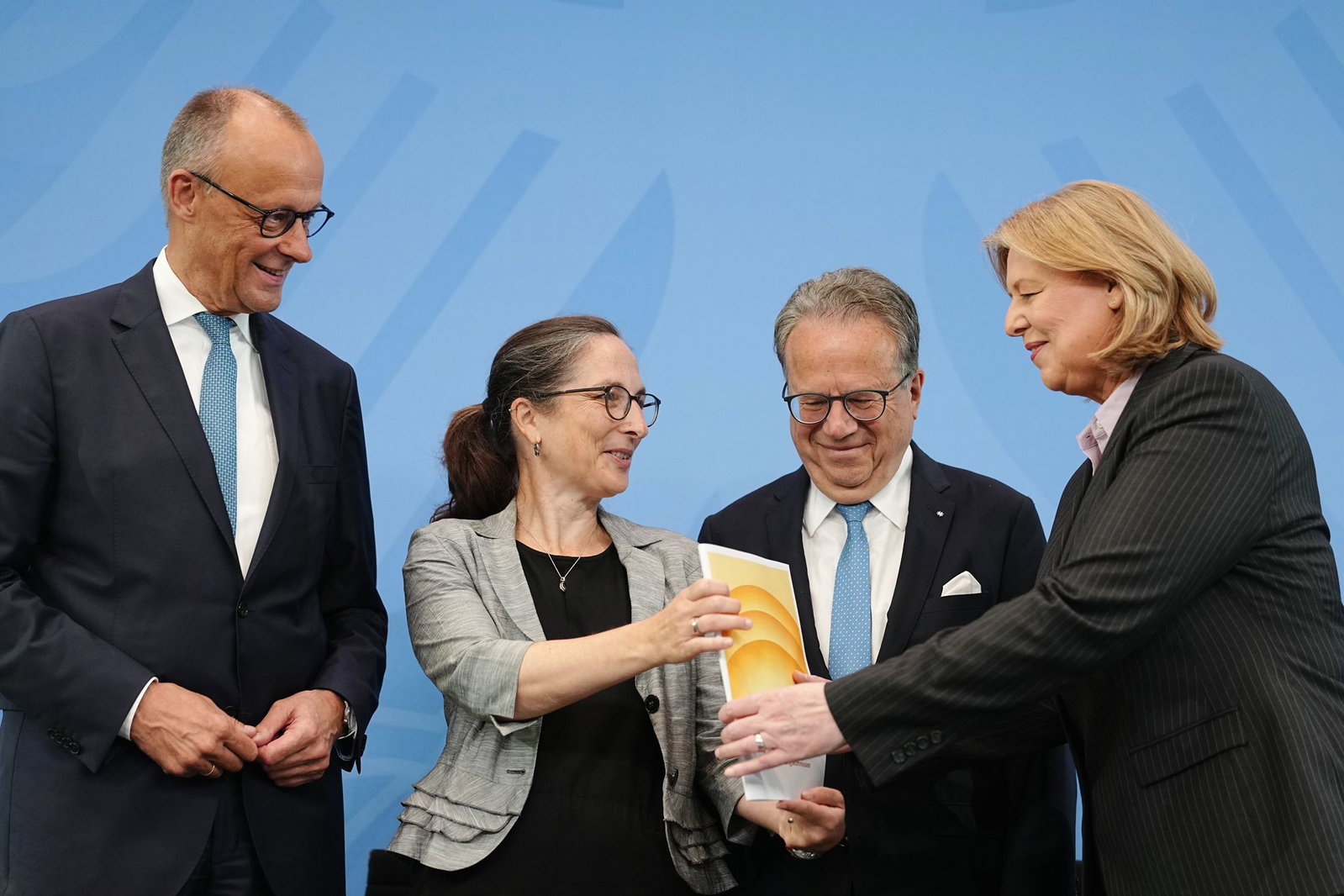 Am Dienstag hatte die Rentenkommission der Regierung 33 Empfehlungen übergeben - und die will sie vollständig umsetzen. (Archivbild)