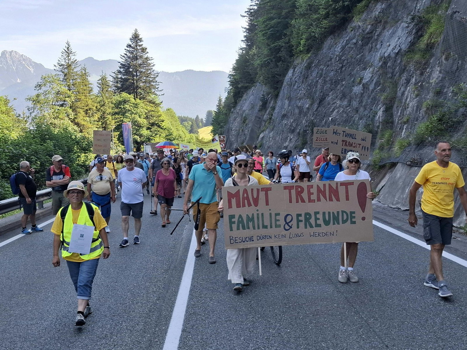 Der Protest richtet sich gegen ein geplantes Maßnahmen-Paket für den Fernpass, zu dem auch eine Maut gehört.