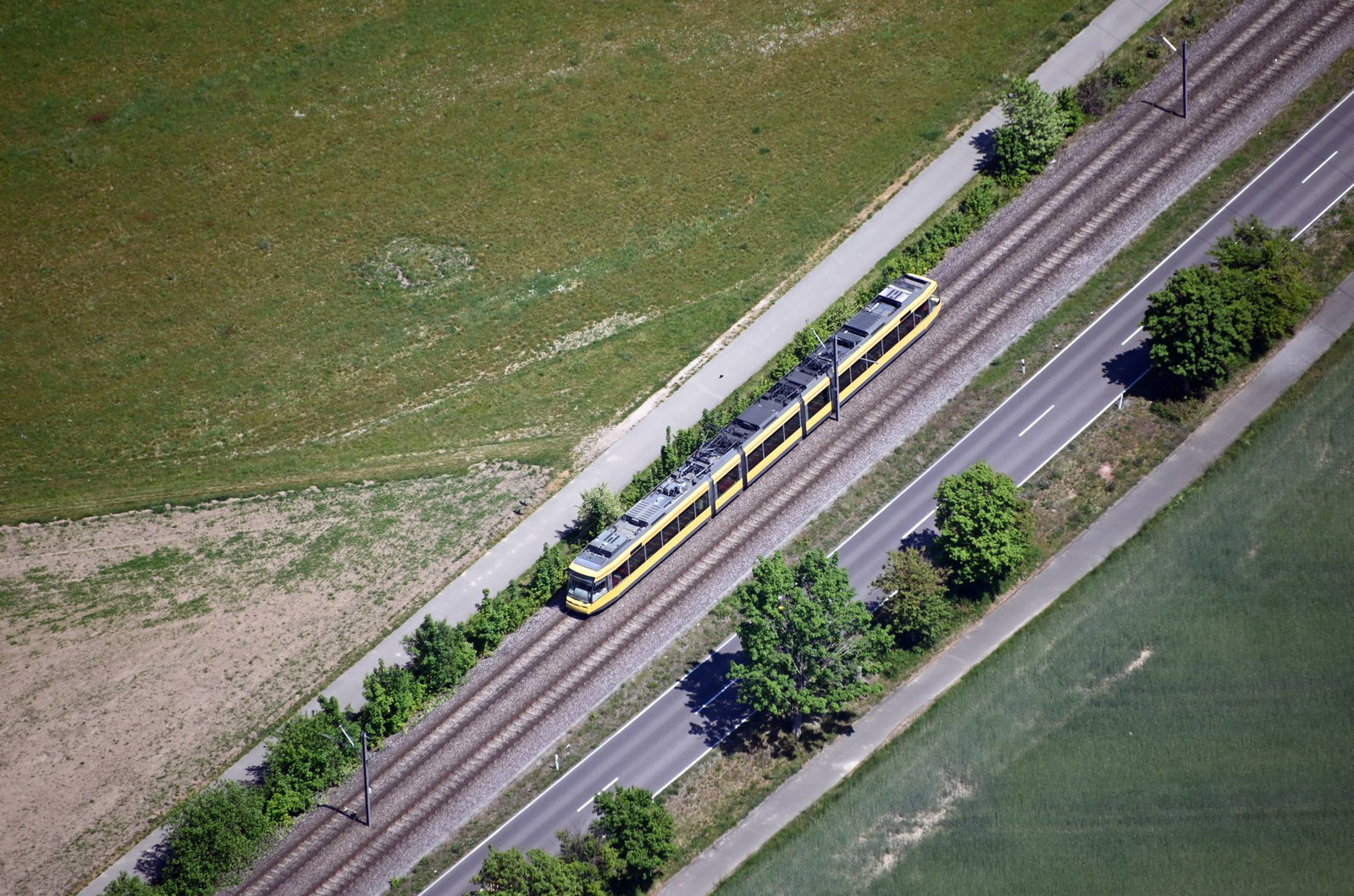 Ein E-Scooter-Fahrer ist im Kreis Karlsruhe von einer Straßenbahn erfasst worden. (Symbolbild)