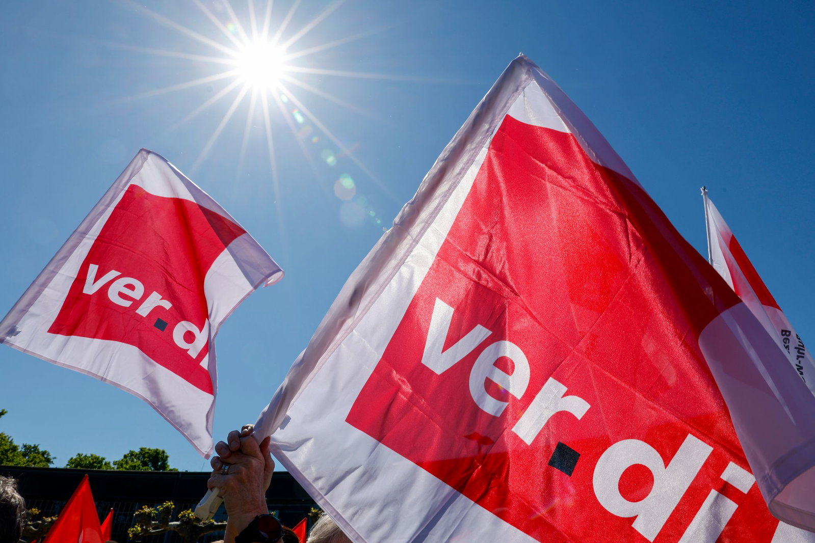 Weil die Arbeitgeber laut Verdi nur unzureichende Angebote vorgelegt haben, hat die Gewerkschaft für Dienstag eine zentrale Demonstration mit Kundgebung in Stuttgart angekündigt. (Archivbild)