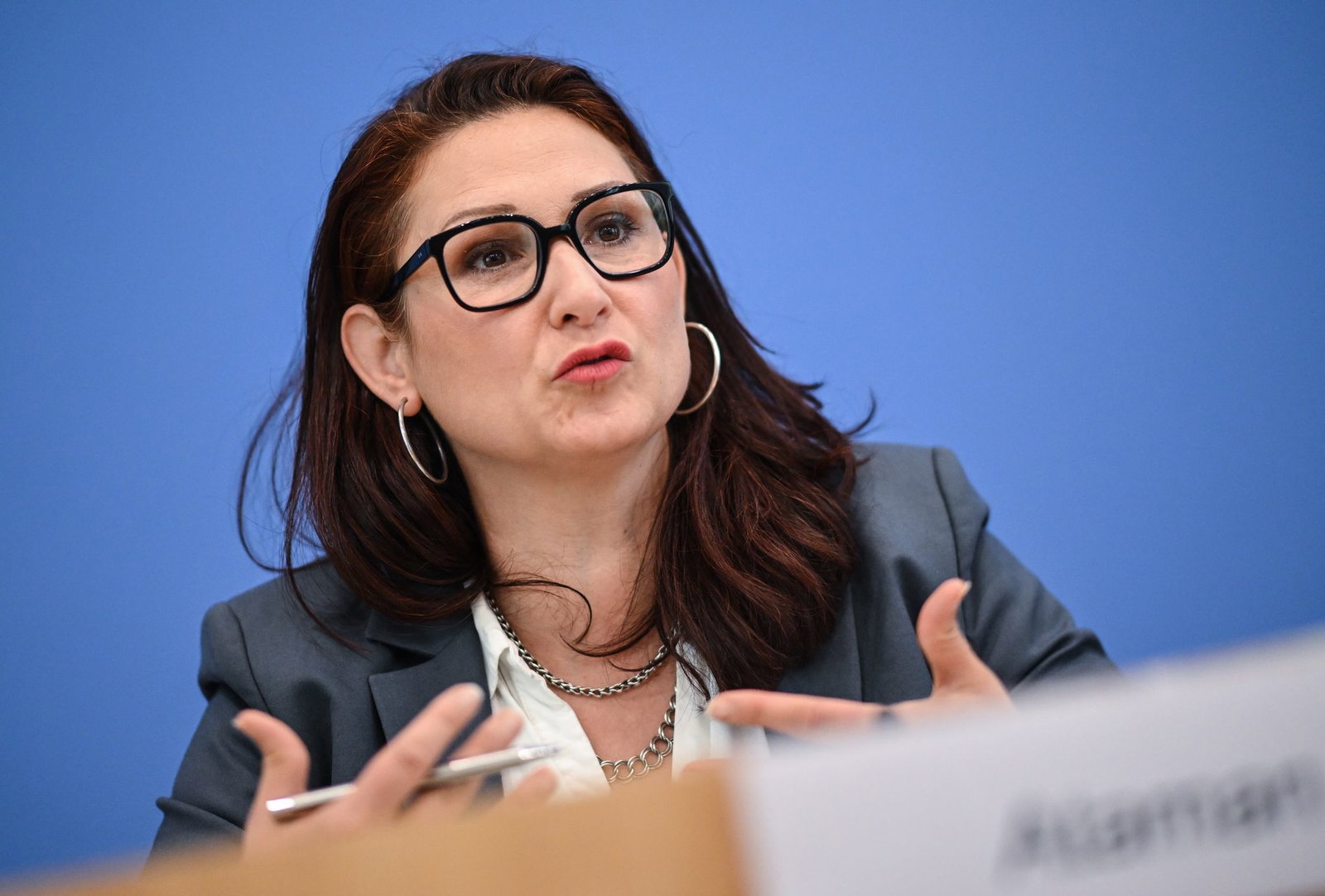 Die Antidiskriminierungsbeauftragte meldet eine Rekordzahl an Beratungsnfragen.