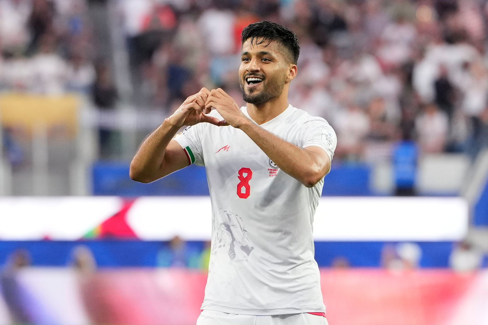 Der Iraner Mohammad Mohebbi jubelt über seinen Treffer.