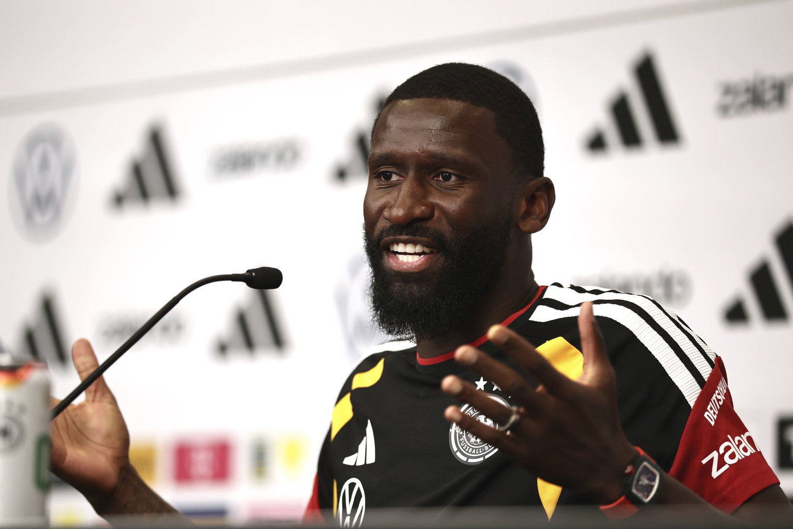 Antonio Rüdiger spricht sich für Gelassenheit im Umgang mit dem Gebet von Kollege Felix Nmecha aus. 