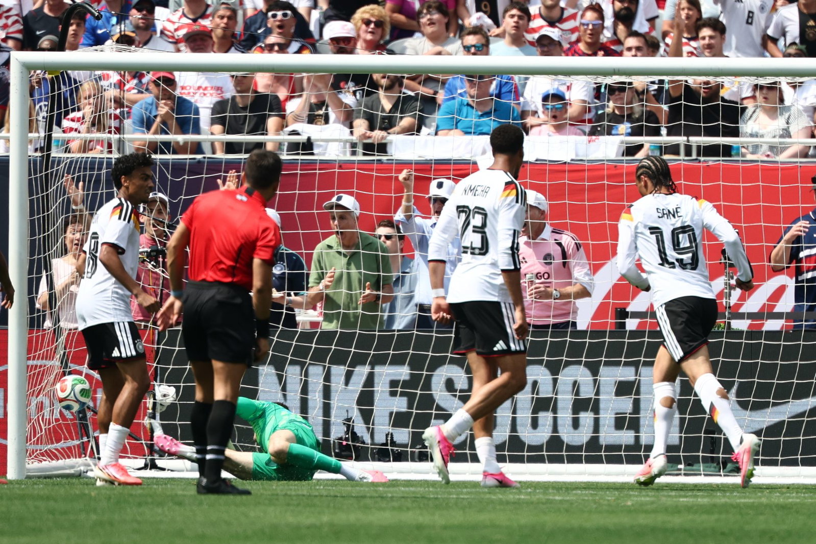Leroy Sané (r) bei seinem Siegtor mit dem starken linken Fuß.