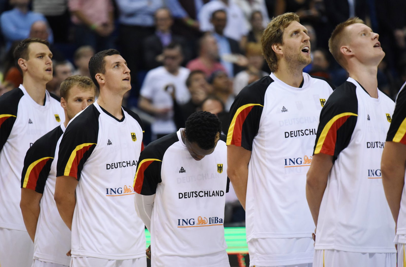 Paul Zipser (3.v.l.) spielte in der Nationalmannschaft mit Legende Dirk Nowitzki. (Archivbild)