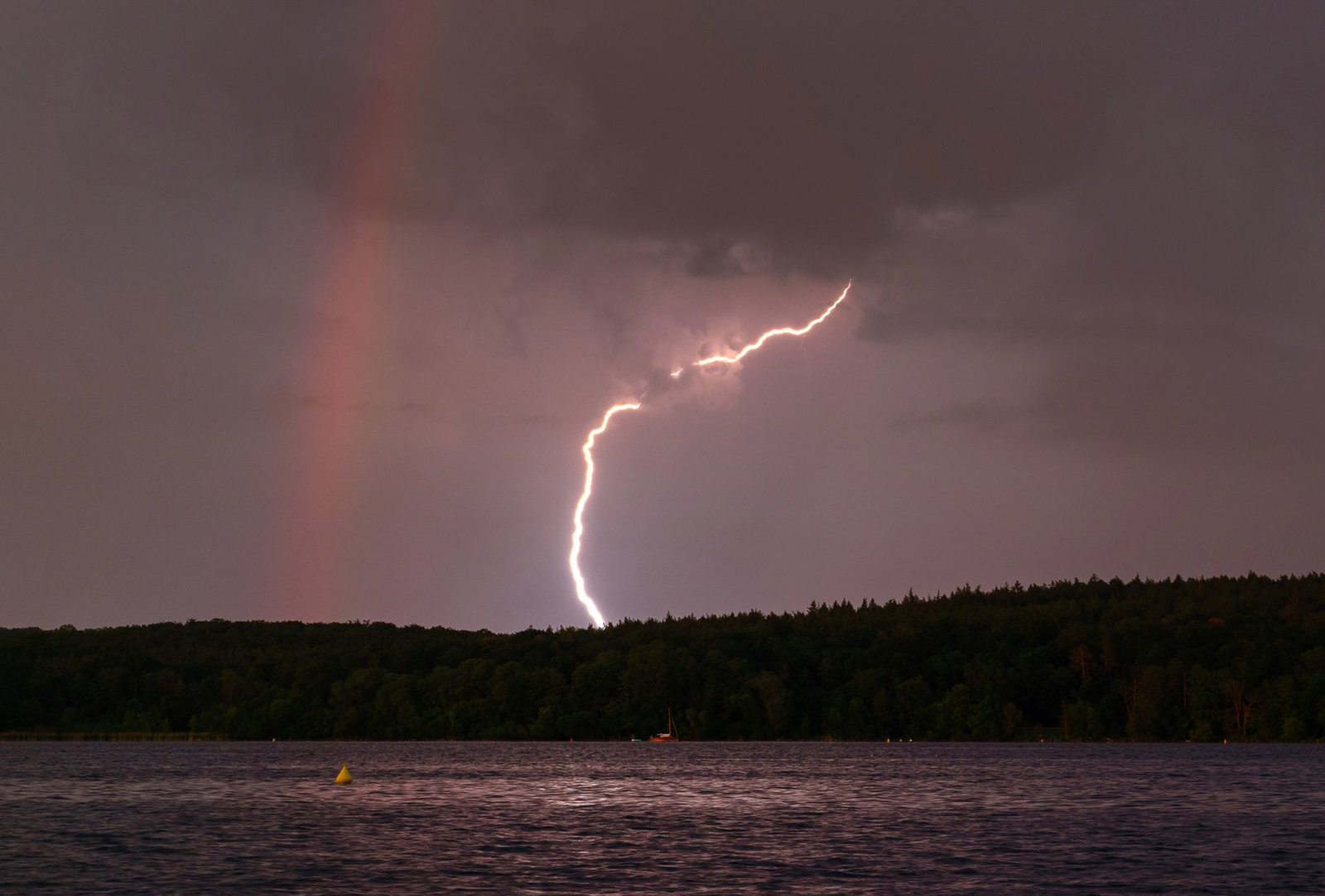 Bereits in der Nacht zum Freitag kann es schwere Gewitter geben (Symbolbild)