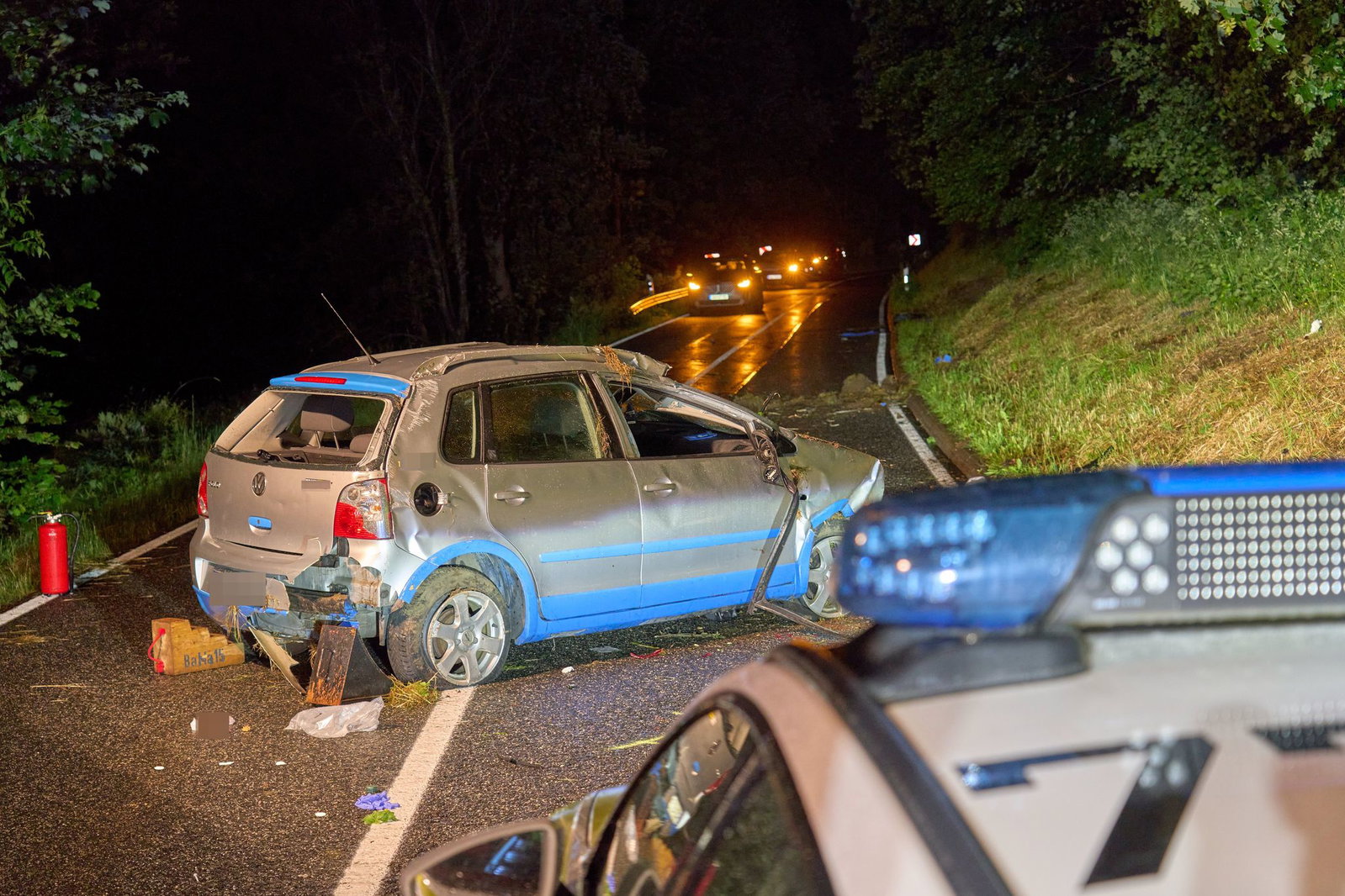 Die 52 Jahre alte Frau soll bei dem Unfall aus dem Auto geschleudert worden sein.