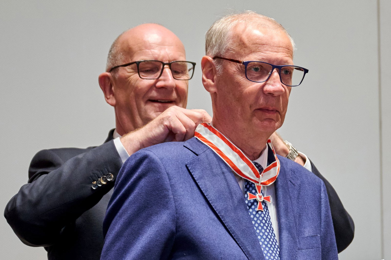 Ehrung als Mäzen für den Erhalt historischer Bauwerke in Potsdam: TV-Moderator Günther Jauch (links) bekommt von Brandenburgs Ministerpräsident Dietmar Woidke den Landesverdienstorden umgehängt. 