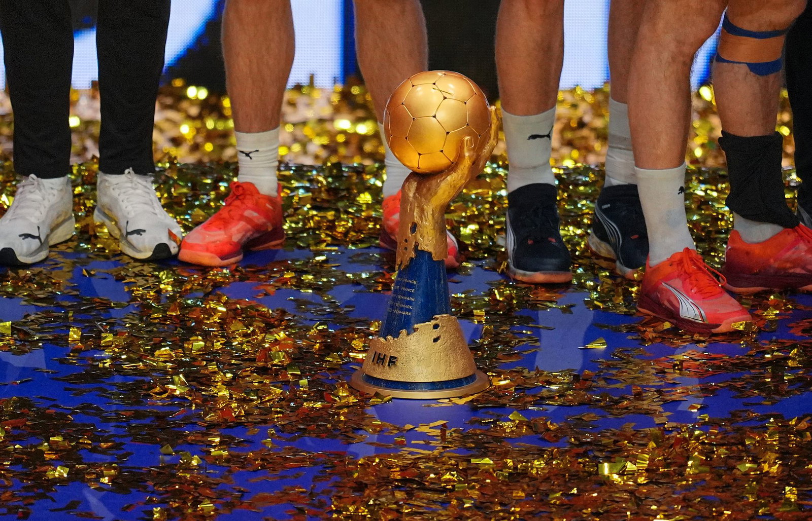 Um diesen WM-Pokal kämpft Deutschland beim Heim-Turnier im Januar 2027. (Archivbild) 