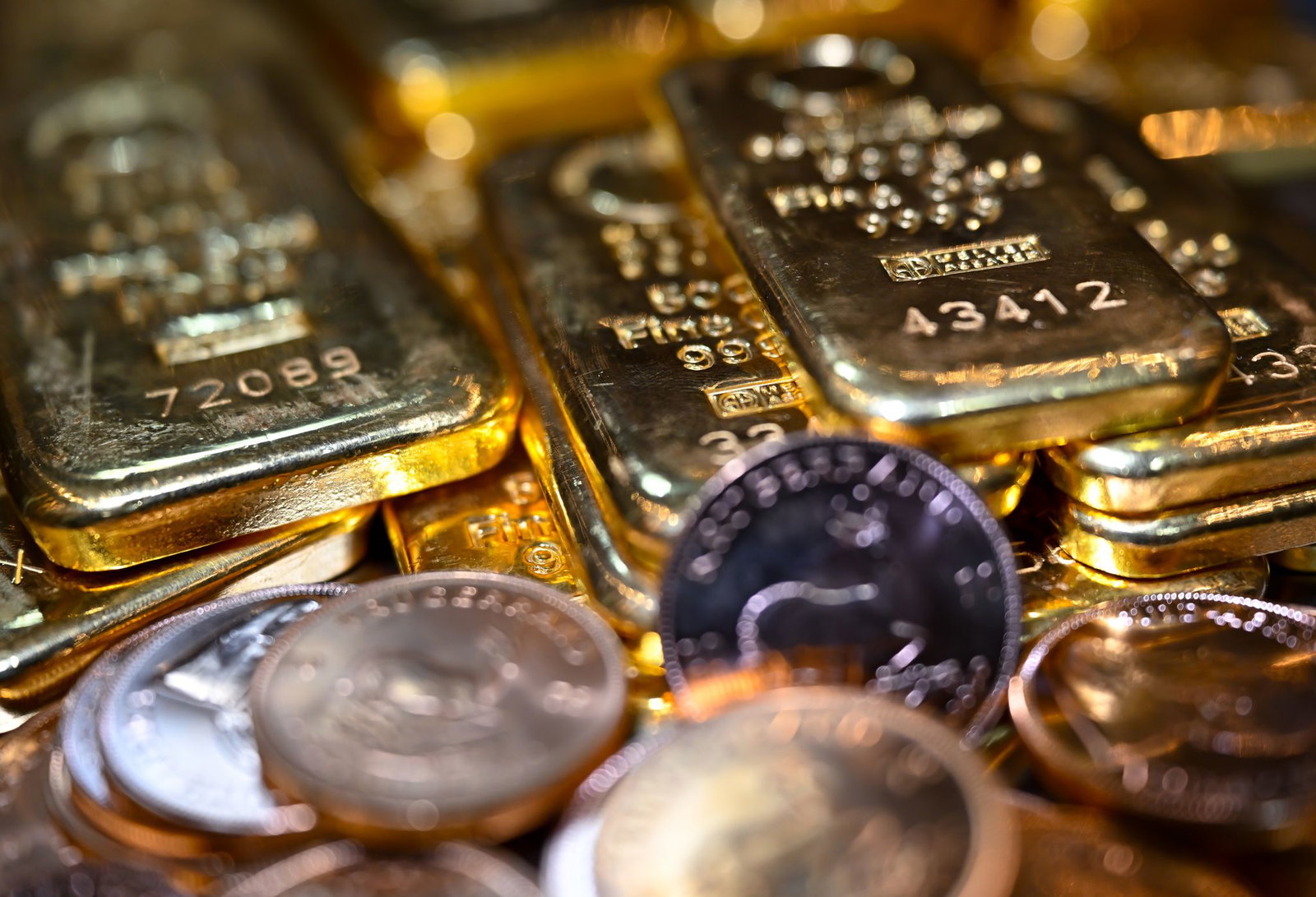 Zwei falsche Polizisten erbeuteten das Gold von einer älteren Frau. (Symbolbild)