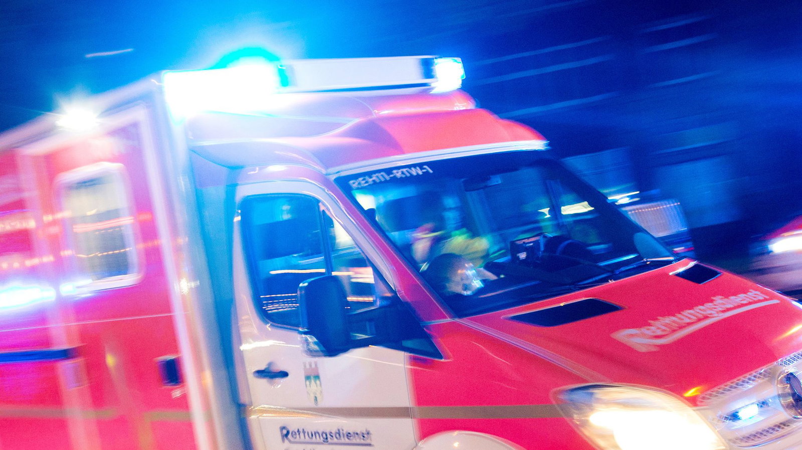 Der Mann wurde schwer verletzt in ein Krankenhaus gebracht. (Symbolbild)