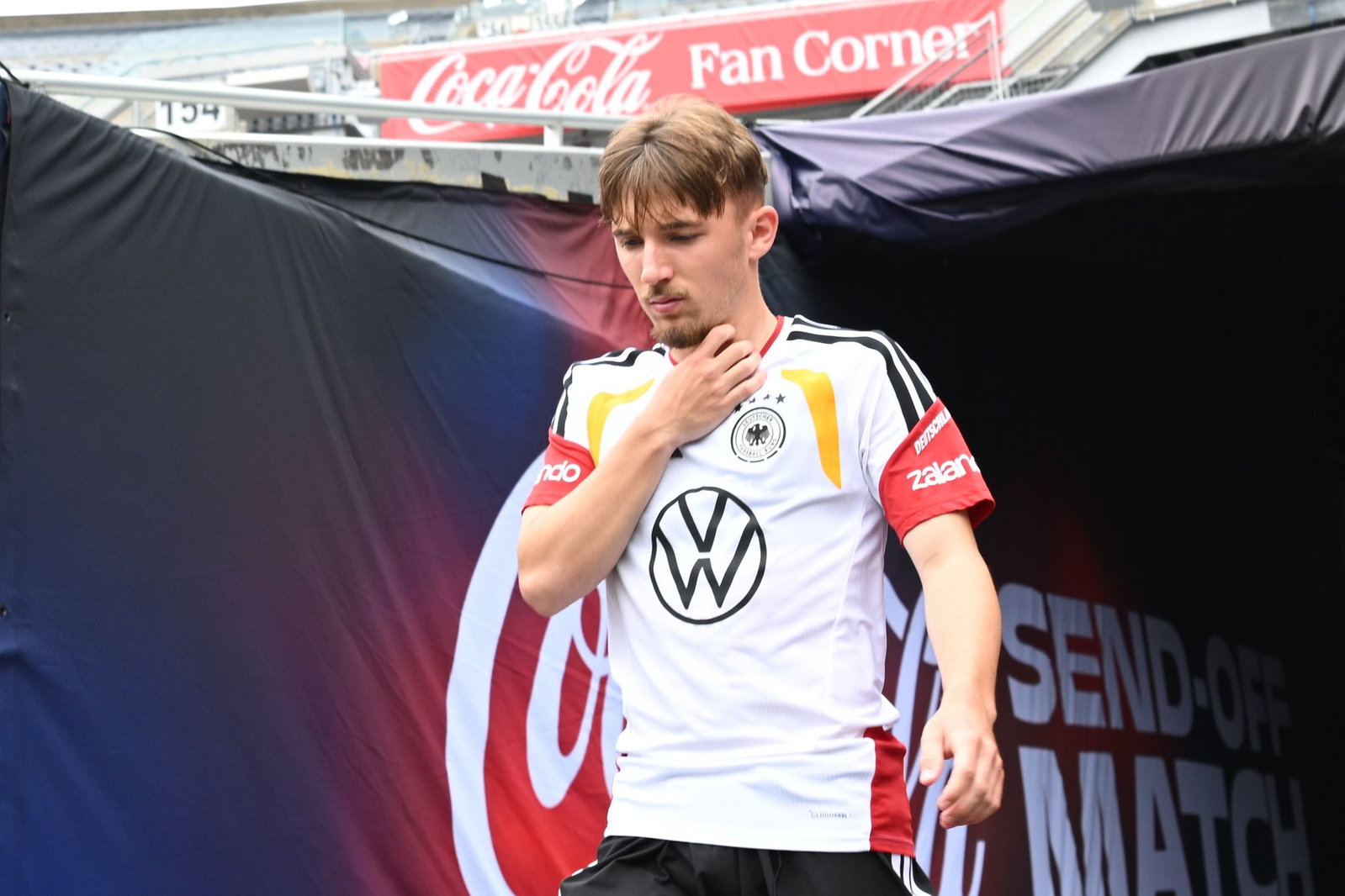 Da war noch alles gut: Lennart Karl betritt vor dem verhängnisvollen Training das Soldier Field Stadium.