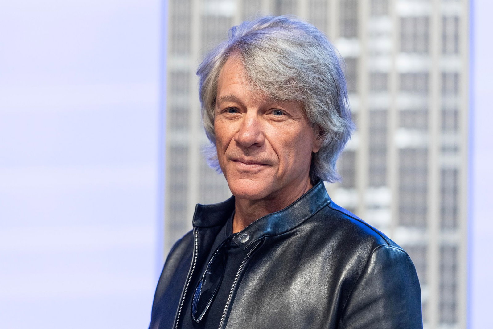 Der Rocker Jon Bon Jovi ist laut seiner Schwiegertochter Milli Bobby Brown gerade viel auf dem Boden am Krabbeln. (Archivbild)