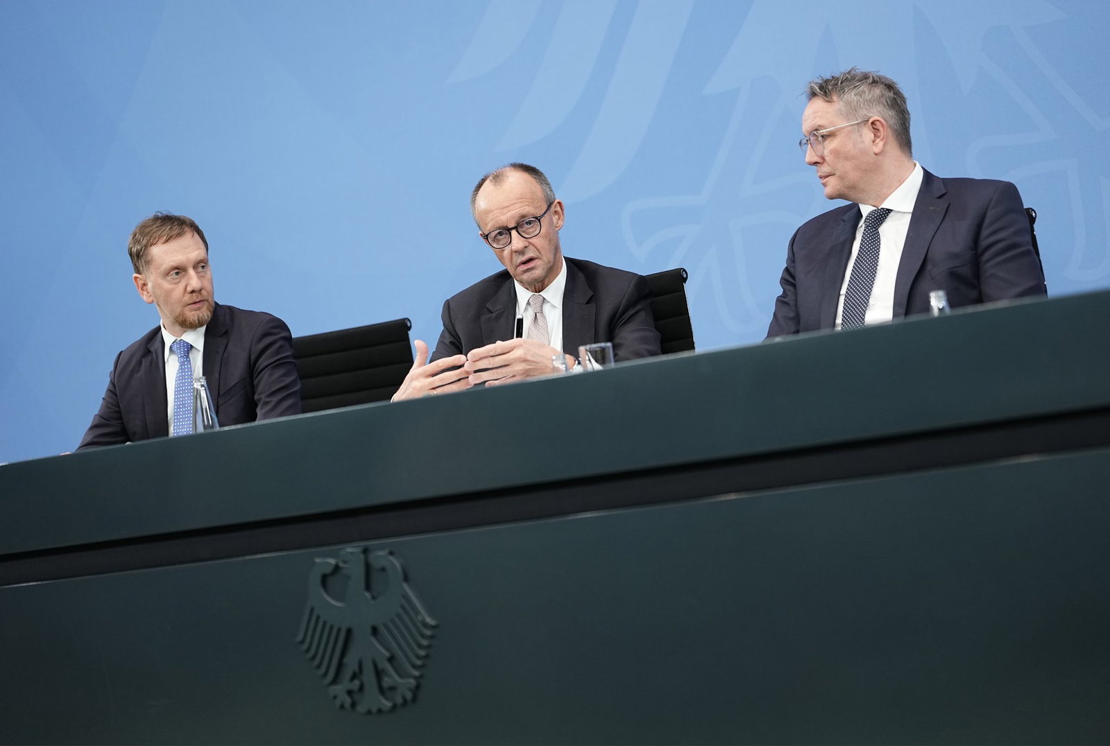 Schon bei dem Treffen der Länderregierungschefs mit Kanzler Merz (Mitte) im Dezember noch unter dem Vorsitz des abgewählten rheinland-pfälzischen Ministerpräsidenten Schweitzer (rechts) war es um die Bund-Länder-Finanzen gegangen. (Archivfoto)