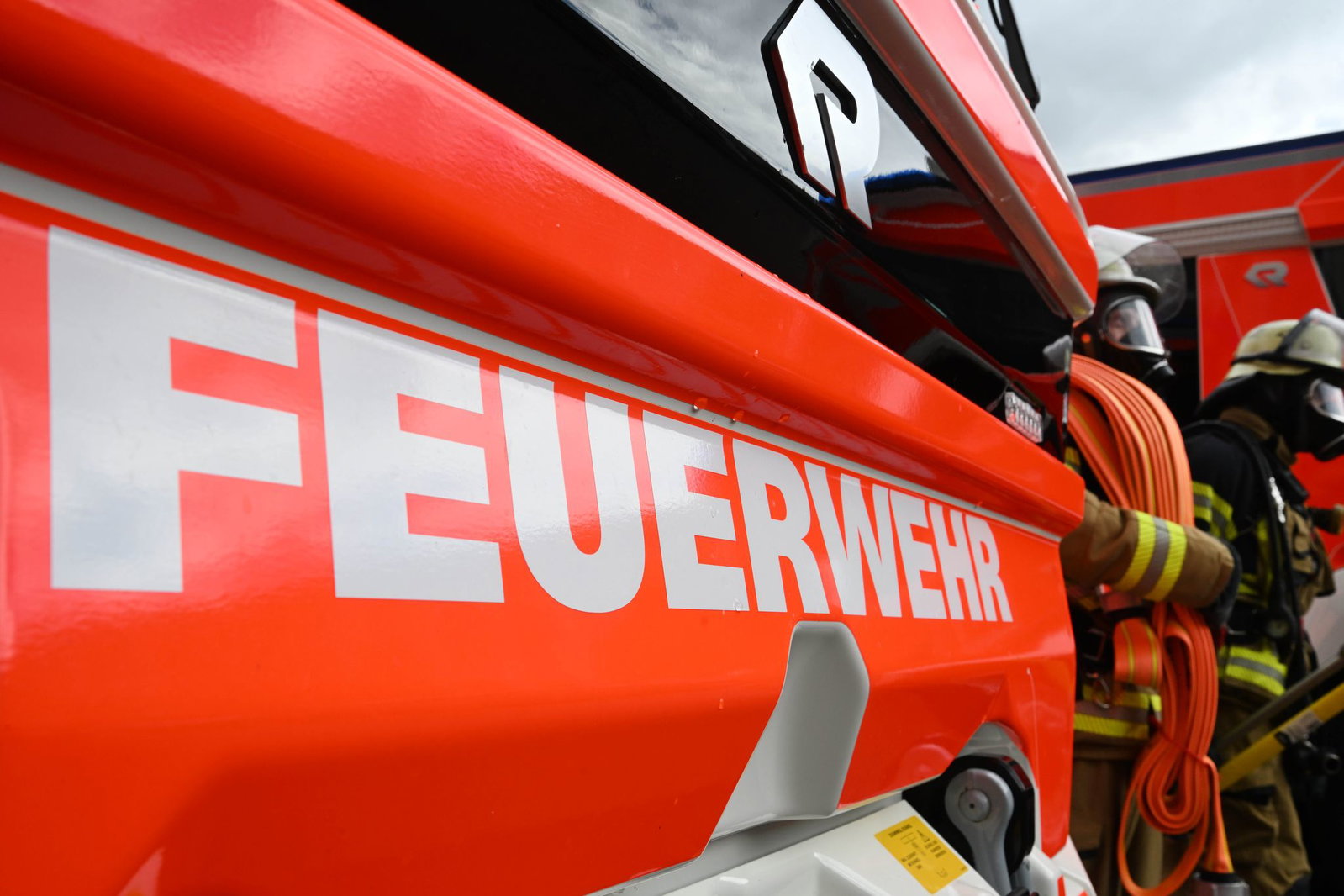 Die Feuerwehr ist bei einem Brand in Reutlingen im Einsatz. (Symbolbild)