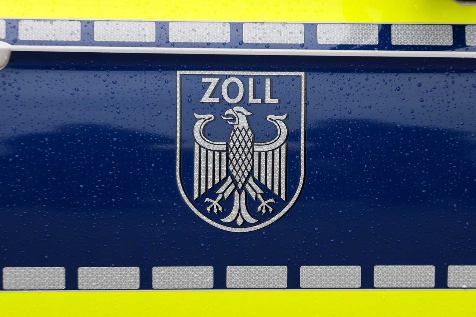 Die Reisenden hatten die Zigaretten in sechs Hartschalenkoffern. (Symbolbild)