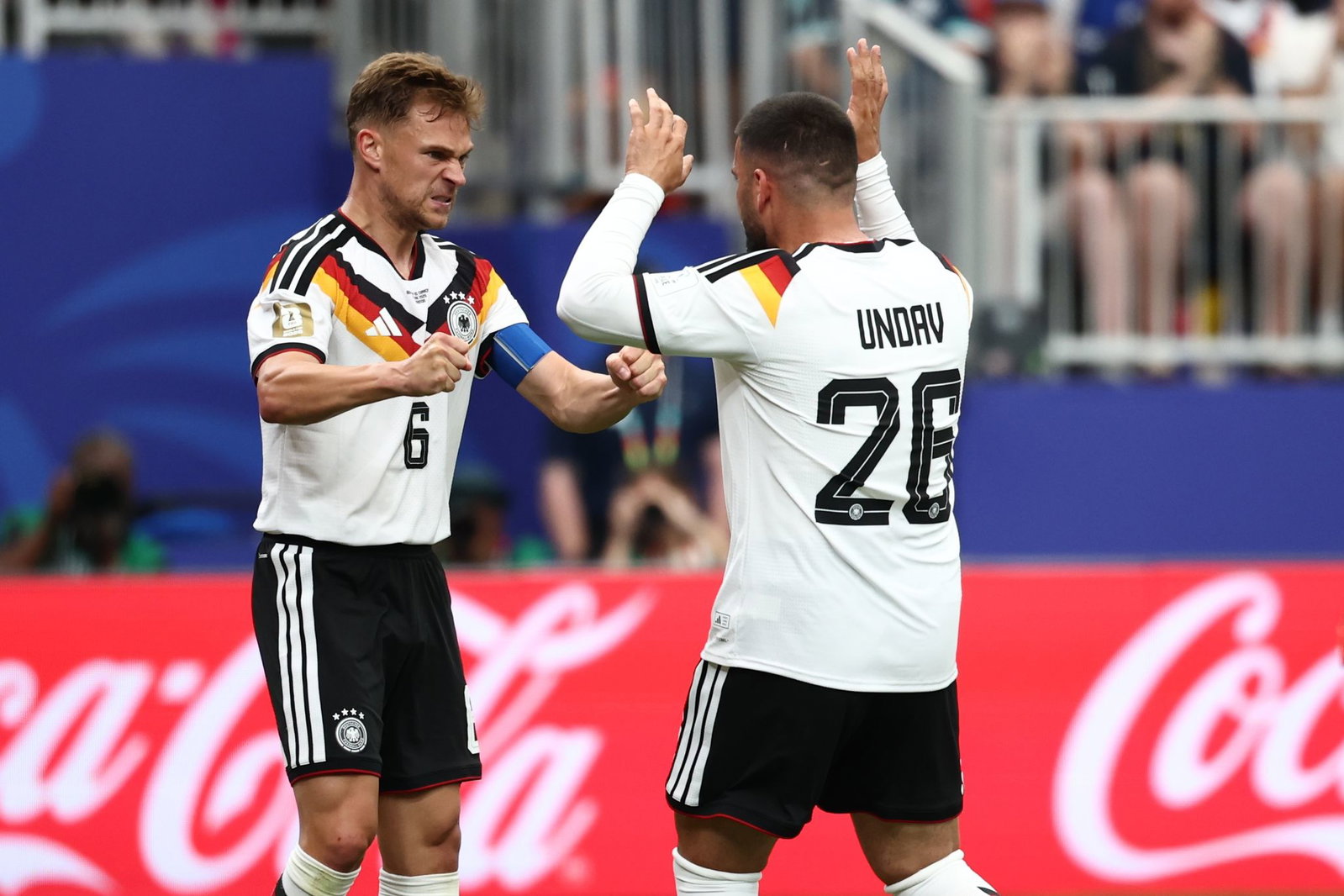 Ein typischer Joshua Kimmich beim Jubeln mit geballten Fäusten nach seiner Torvorlage für Deniz Undav.