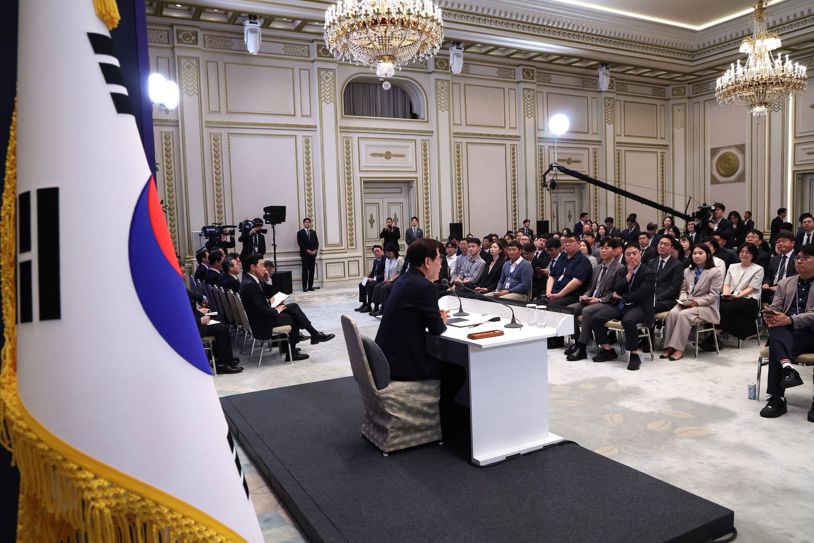 Der südkoreanische Präsident Lee Jae Myung hat zum einjährigen Amtsantritt eine knapp dreistündige Pressekonferenz gegeben.