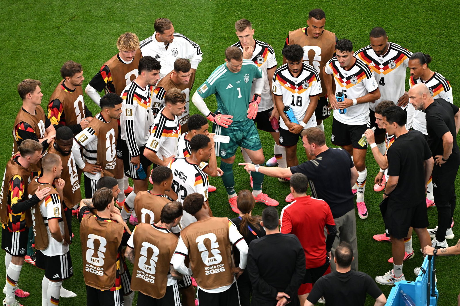 Bundestrainer Julian Nagelsmann (M/r) nutzte die Trinkpause, um taktische Dinge zu erklären. (Archiv)