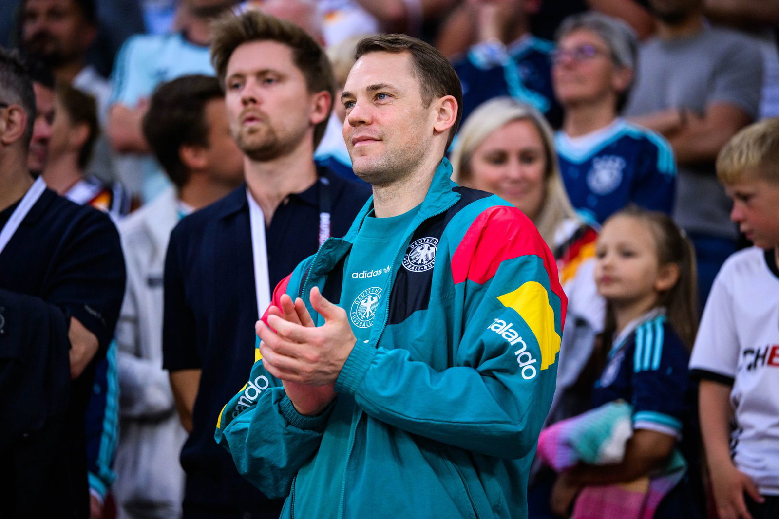 Manuel Neuer schaut beim Testspiel der DFB-Elf zu. (Archivbild) 