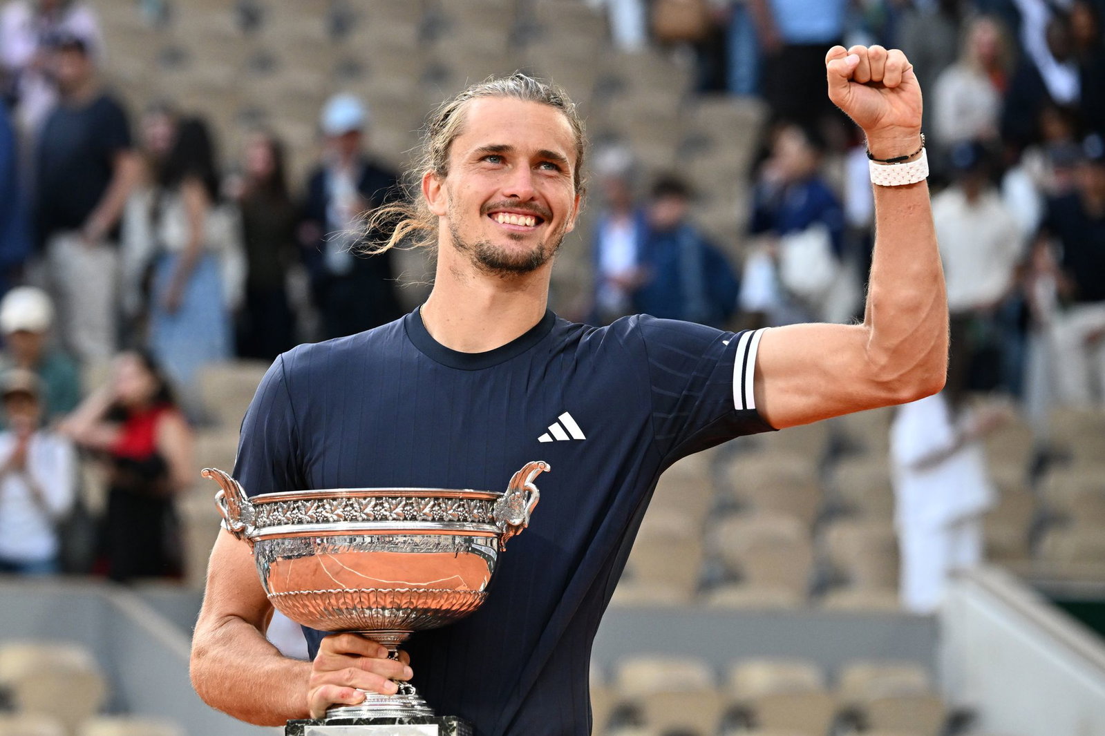 Alexander Zverev jubelt mit dem Pokal für den French-Open-Sieg in den Händen