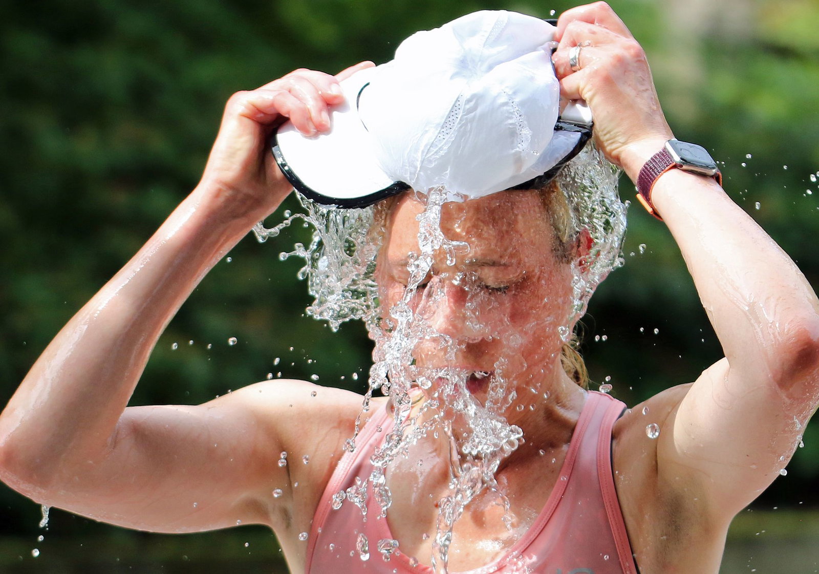 Eine Läuferin beim Hamburger Halbmarathon erfrischt sich an einer Wasserstelle. (Symbolbild)