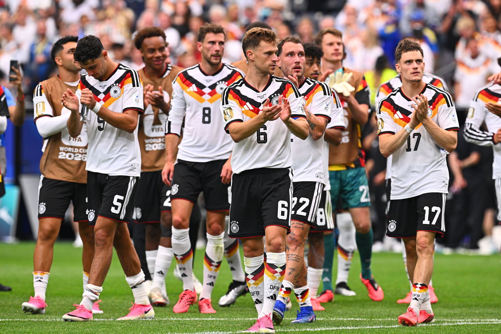 Die deutsche Mannschaft feiert den gelungenen Auftakt.