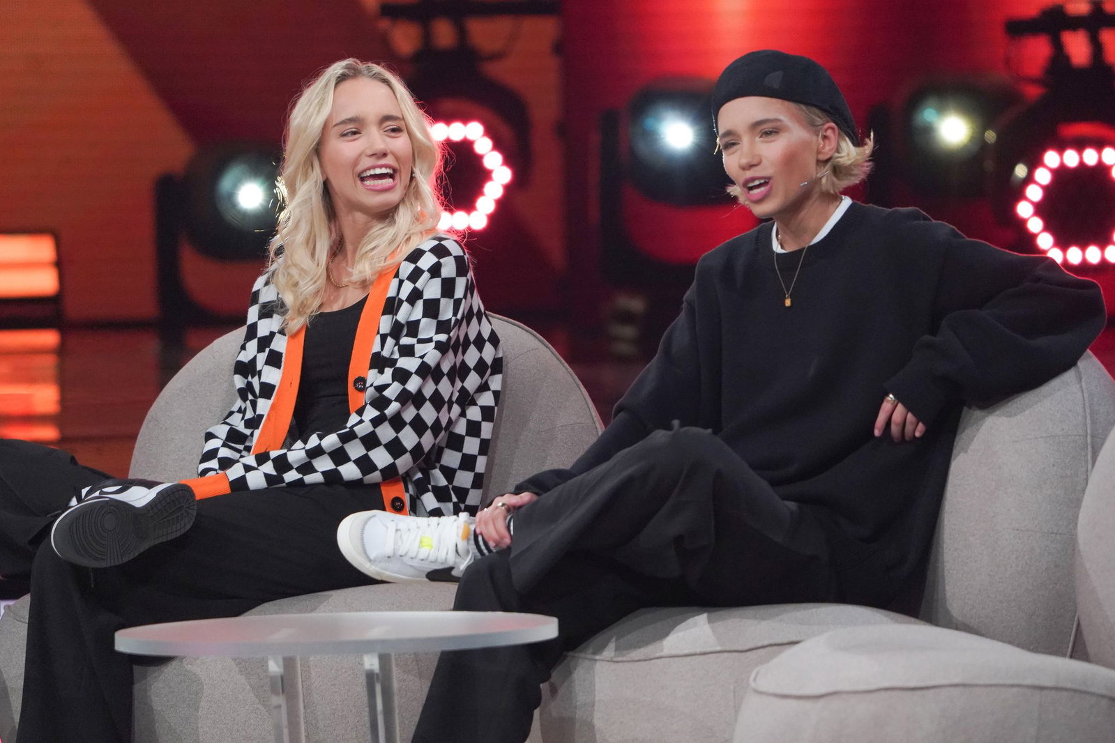 Die Influencerin Lisa Mantler (links), hier gemeinsam mit ihrer Schwester Lena, erwartet ihr zweites Kind. (Archivbild)