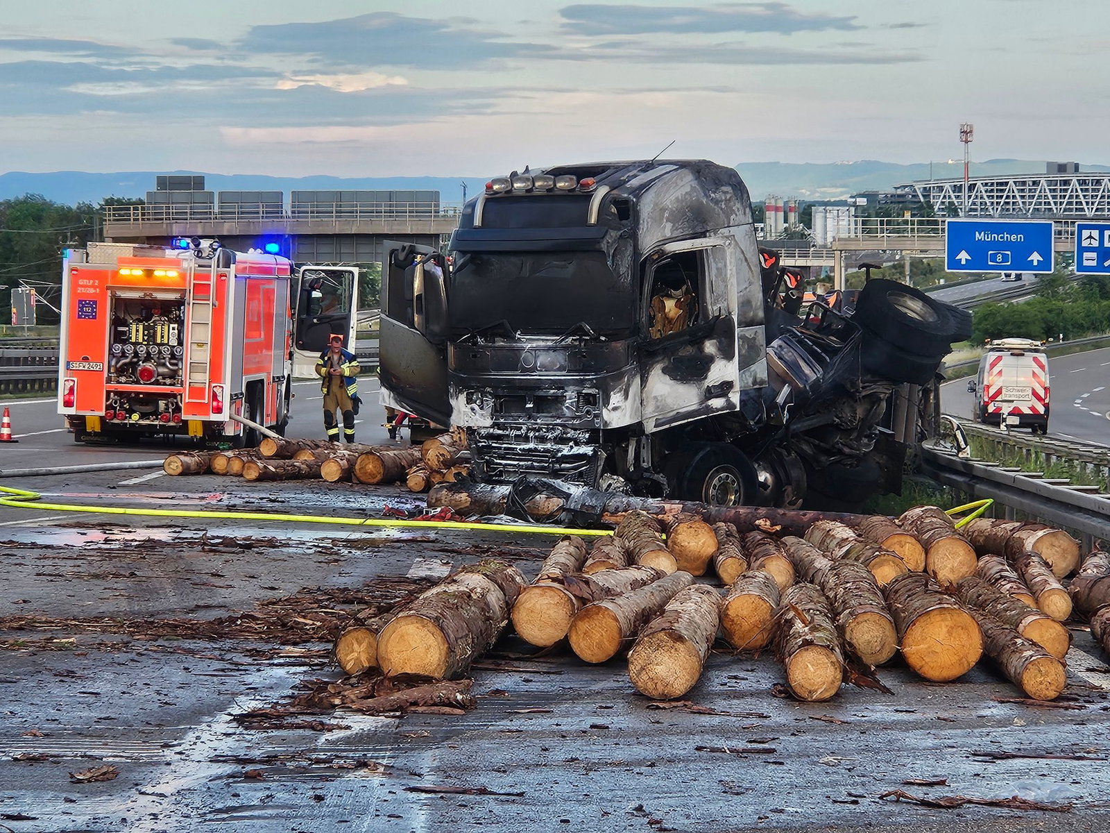 Der in Vollbrand geratene Lkw mitsamt Holzladung sorgte für eine Sperrung auf der A8.
