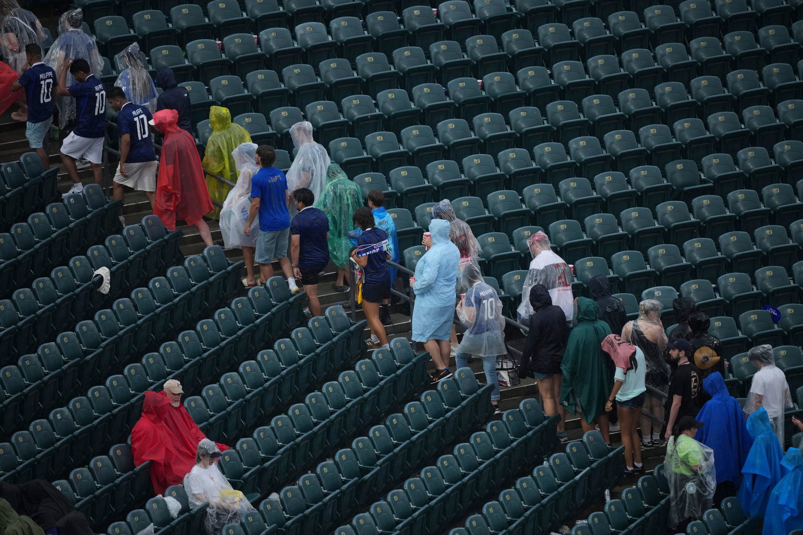 Unwetterwarnung: Fans verlassen die Ränge. 