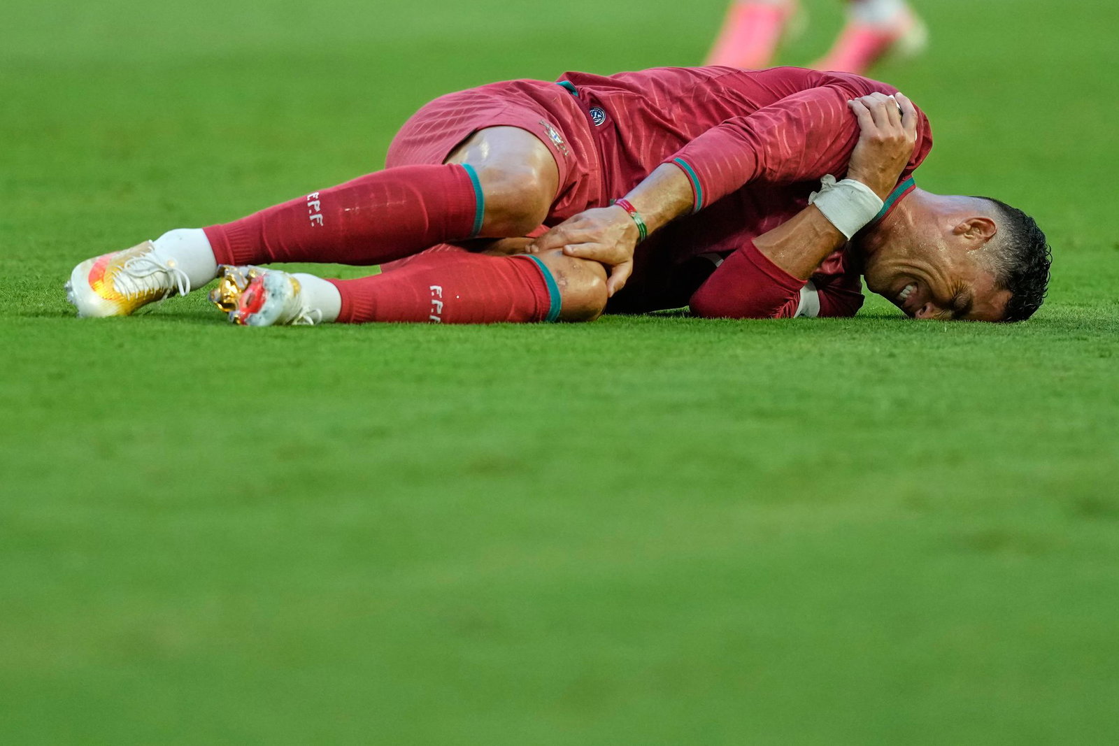 Nicht sein Tag: Cristiano Ronaldo liegt beim Spiel gegen Kolumbien mit Schmerzen am Boden.