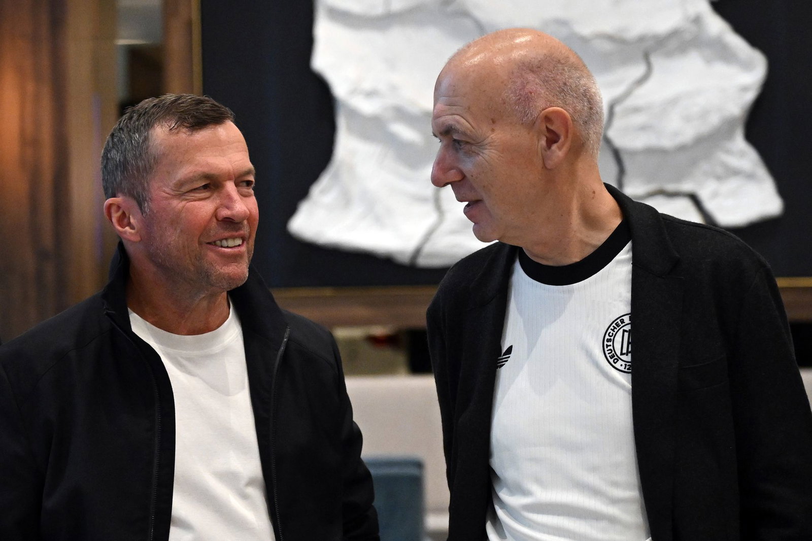 Lothar Matthäus und Bernd Neuendorf sprechen bei einer Veranstaltung in Chicago. 