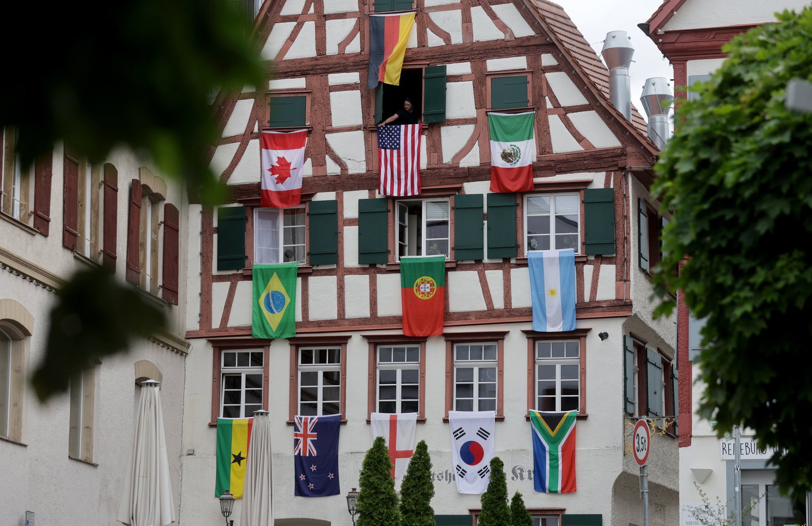 Insgesamt 48 Teams nehmen an der Fußball-WM teil. (Archivbild)
