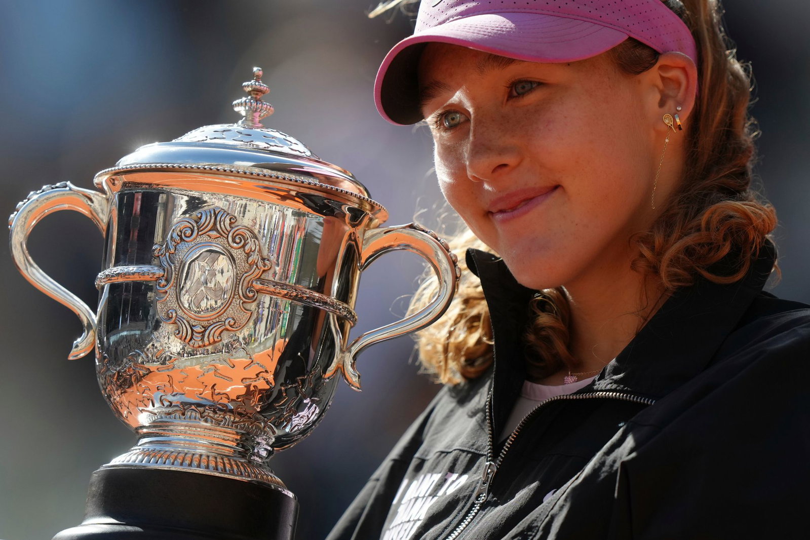 Mirra Andrejewa lächelt mit der Trophäe in den Händen.