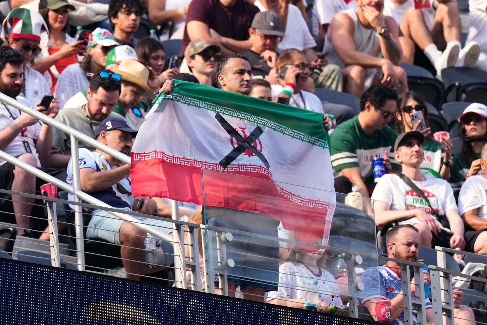 Auch in der Arena kam während des Iran-Spiels gegen Neuseeland zu Protesten.