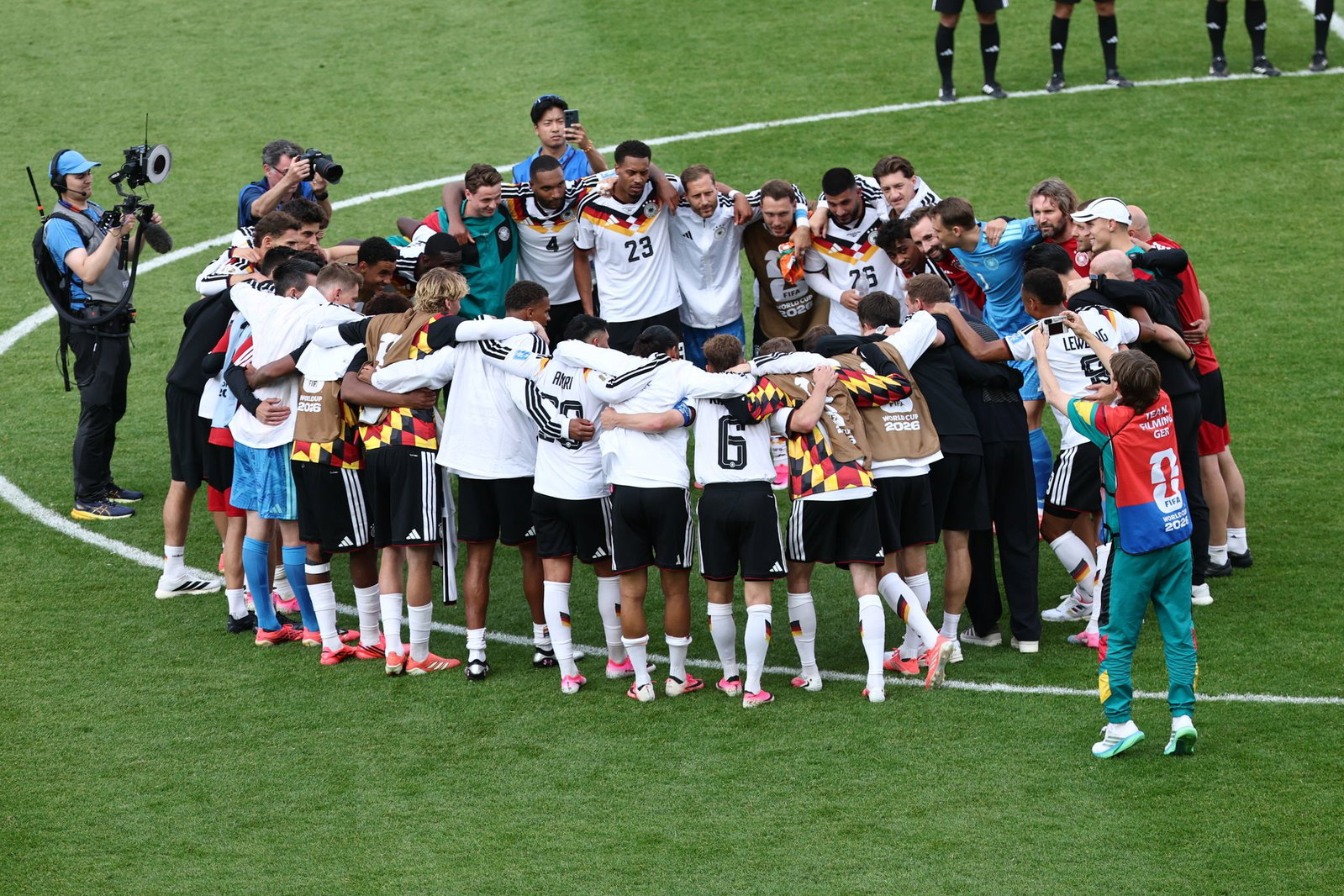 Das DFB-Team feiert den Erfolg in Toronto.
