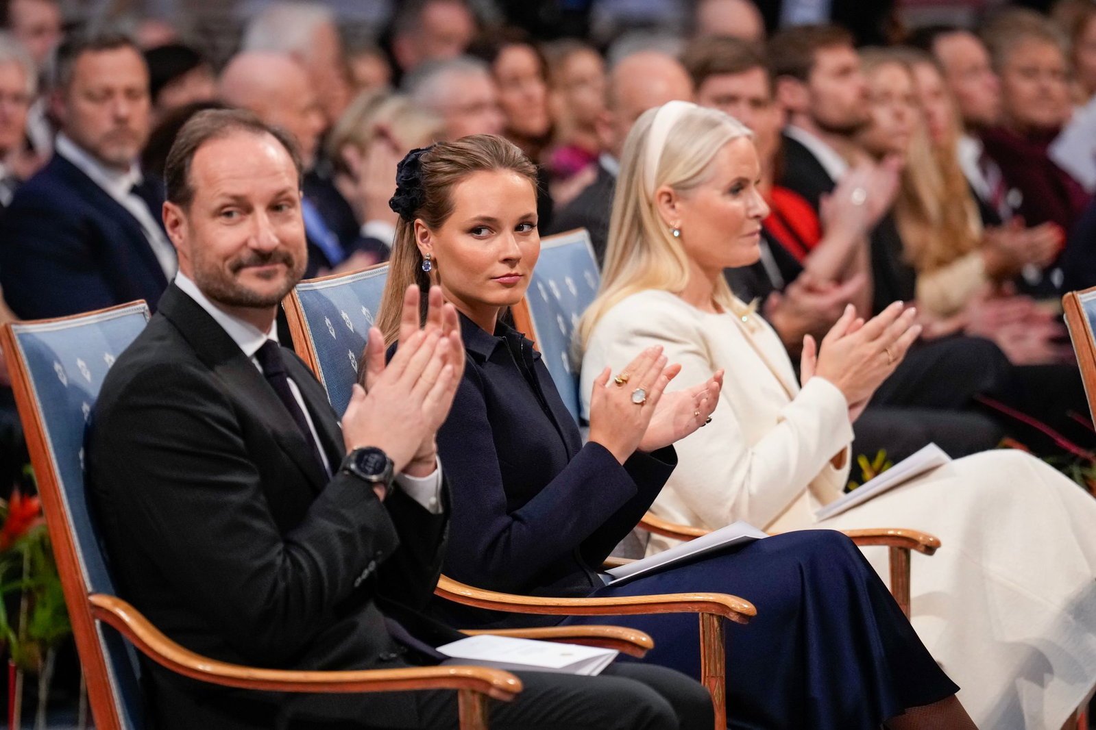 Möchten bei Mette-Marit (rechts) sein: Kronprinz Haakon und Prinzessin Ingrid Alexandra (Mitte). (Archivbild)