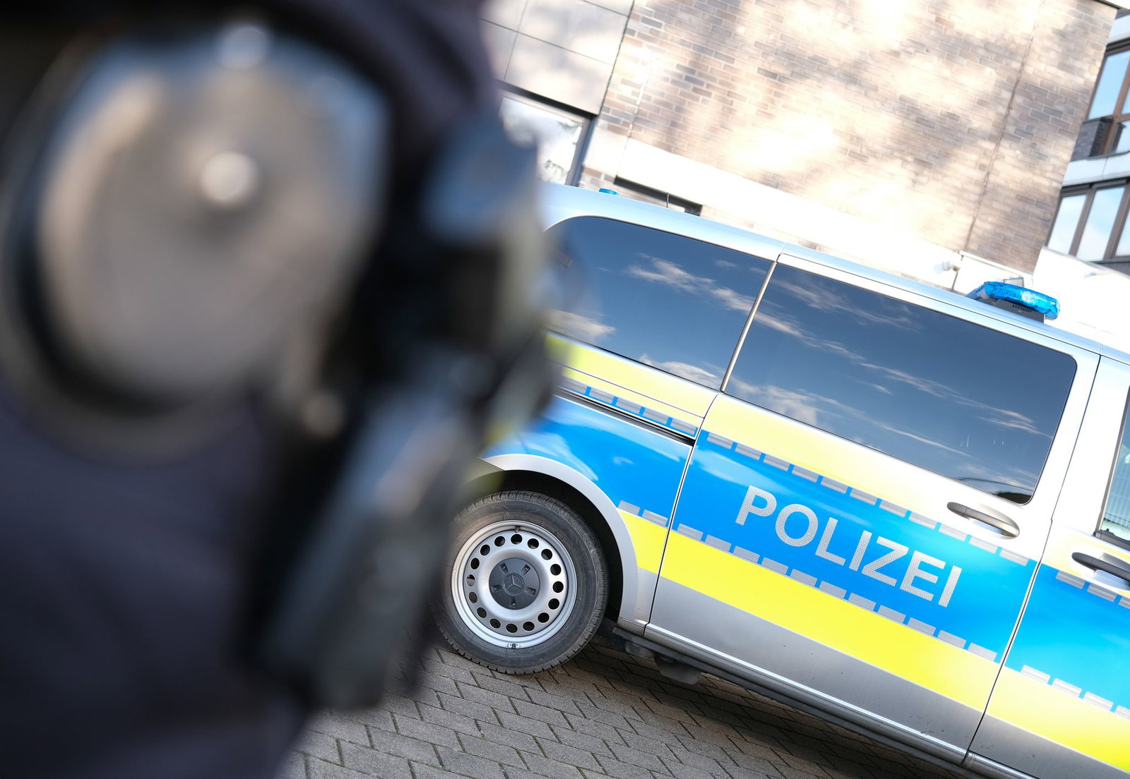 Der 20-Jährige wurde in der Nähe des Tatorts festgenommen. (Symbolbild)