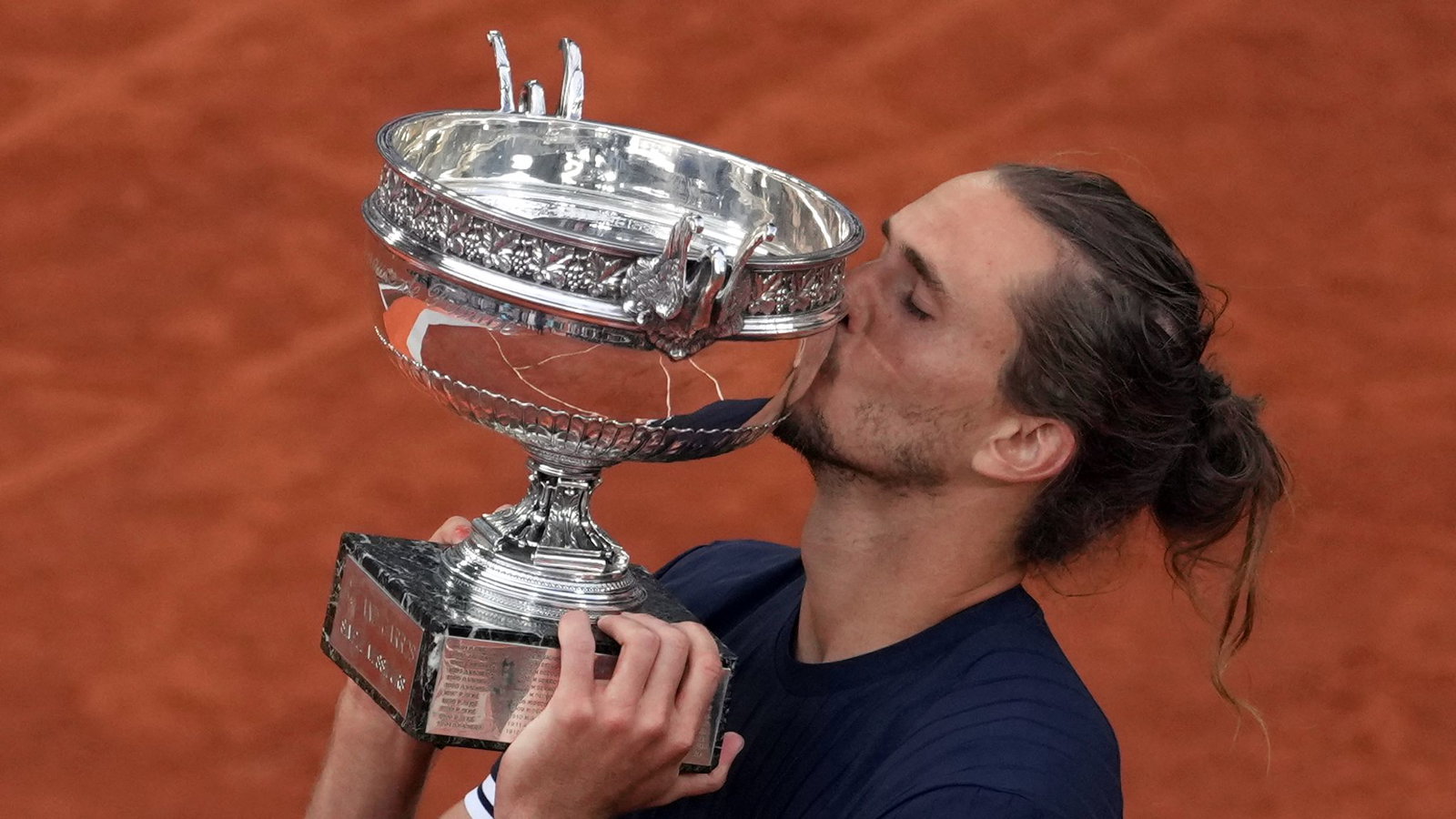 Alexander Zverev gibt der Trophäe einen Kuss. 