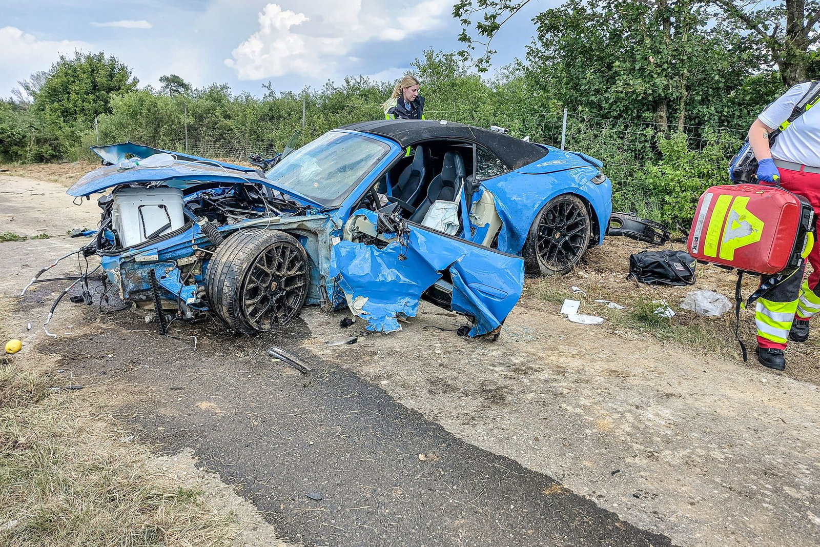 Warum der Wagen von der Fahrbahn abkam, ist laut Polizei noch unklar. 