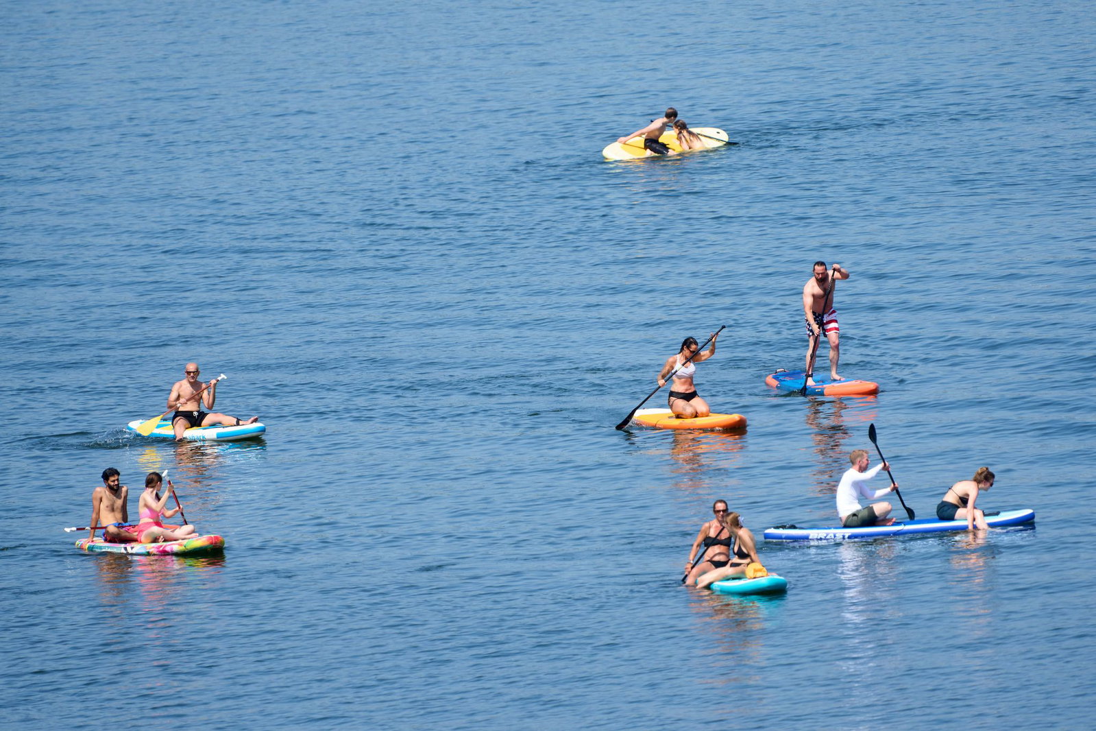 Sie frieren wohl kaum: Stand-up-Paddler in der Sommerhitze auf der Mosel. 